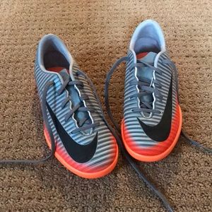 Boys 13.5 soccer shoes in mint condition